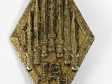 gros plan d'un objet métallique sur une surface blanche