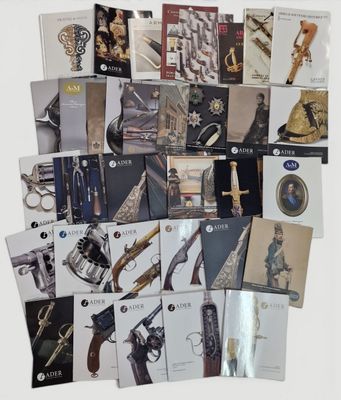 un lot de cartes posées sur une table