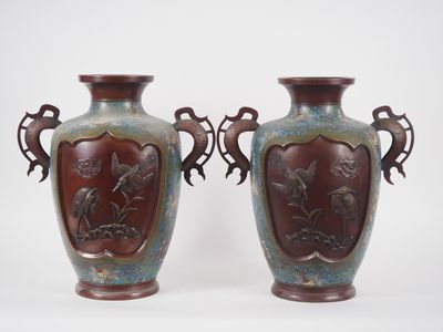 deux vases posés côte à côte sur une surface blanche