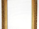 un cadre or antique sur fond blanc