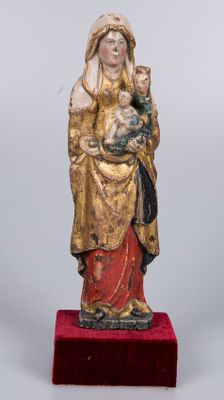 l'image d'une statue représentant une femme tenant un bébé dans ses bras