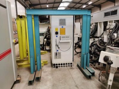 une machine qui se trouve à l'intérieur d'un bâtiment