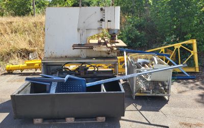 un camion garé sur le côté de la route