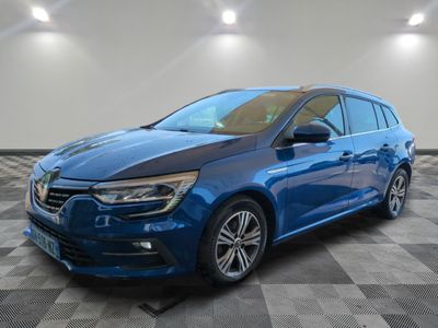 une voiture bleue garée dans une pièce au sol en damier