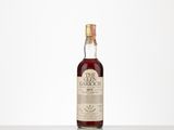 une bouteille de whisky écossais posée sur une table