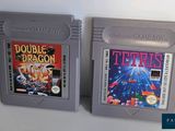 deux jeux Nintendo posés l'un à côté de l'autre sur une table