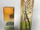 deux vases posés l'un à côté de l'autre sur une table