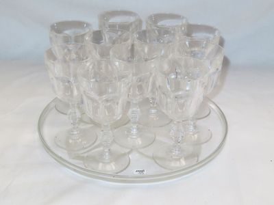 beaucoup de verres à vin vides sur une assiette