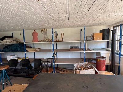 une pièce dans laquelle se trouvent de nombreuses étagères et une table