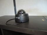 un petit appareil photo posé sur un bureau en bois