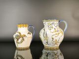 deux vases posés sur une table