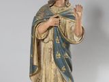 une image représentant une statue d'une femme les mains levées