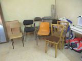 plusieurs chaises et une table dans une pièce sur laquelle est posé un micro-ondes