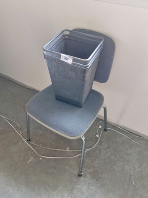 Chaise en métal chromé et PVC, et tissu gris, à laquelle nou…