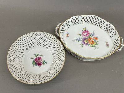 deux assiettes à motifs floraux posées sur une table