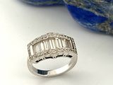 une image d'une bague en diamant posée sur une pierre bleue