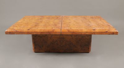 une table en bois avec deux pieds carrés et un plateau carré