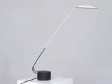 une image représentant une lampe en noir et blanc posée sur une boîte blanche