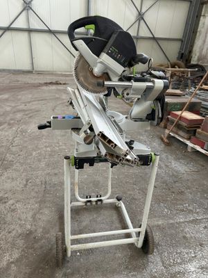 une photo d'une machine qui se trouve dans un entrepôt
