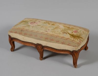 un petit banc orné d'un motif floral