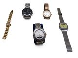 un grand nombre de montres posées sur une table