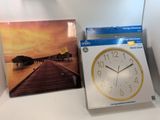 une image représentant une horloge et une image représentant un quai