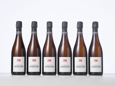 six bouteilles de vin sont alignées sur une table