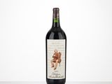 une bouteille de vin rouge posée sur une table