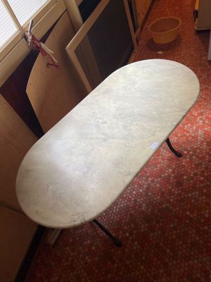 a table that is sitting in the corner of a room