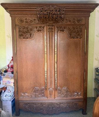 une grande armoire en bois ornée de sculptures
