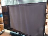 une télévision à écran plat posée sur un établi