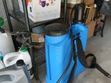 une photo d'un garage avec une bombe de peinture bleue et un récipient bleu