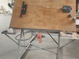 un établi dans un garage, avec des outils posés dessus