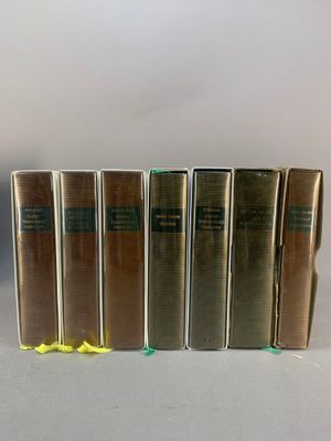plusieurs livres sont alignés sur une table