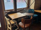 une table et des chaises dans un coin de la pièce