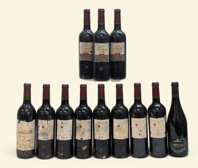 plusieurs bouteilles de vin sont alignées sur une surface blanche
