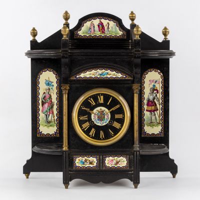 une horloge noire ornée de motifs dorés