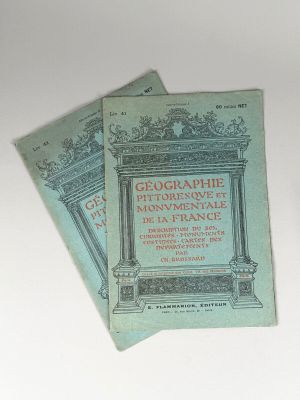 deux vieux livres posés l'un sur l'autre sur une table