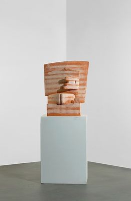 une image représentant une sculpture formée d'un empilement de pierres posées sur un socle