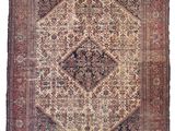 un tapis persan ancien orné d'un motif en losanges sur fond blanc