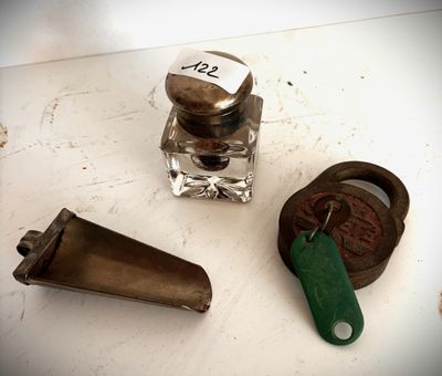 un flacon de parfum, un décapsuleur et un décapsuleur posé sur une table