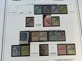 une image d'une feuille de timbres sur une table