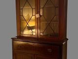 une photo d'un meuble en bois surmonté d'une lampe
