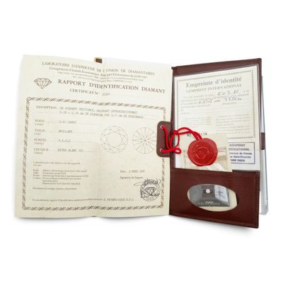 un étui en cuir marron orné d'un cachet de cire rouge et d'un certificat