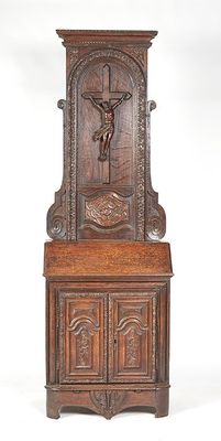 Prie Dieu en bois naturel sculpté.