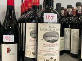 plusieurs bouteilles de vin rouge sont alignées sur un comptoir