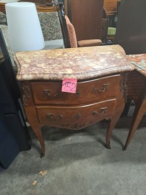 une table avec un plateau en marbre et deux chaises dans une pièce