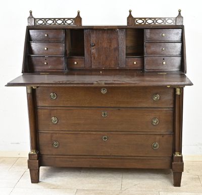 une vieille commode en bois avec des tiroirs et d'autres tiroirs posés dessus