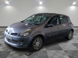 la photo d'une voiture grise garée dans un garage