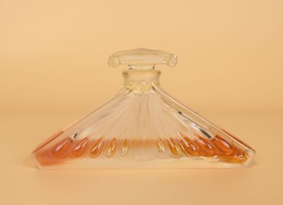 une bouteille en verre transparent contenant un liquide rouge et orange